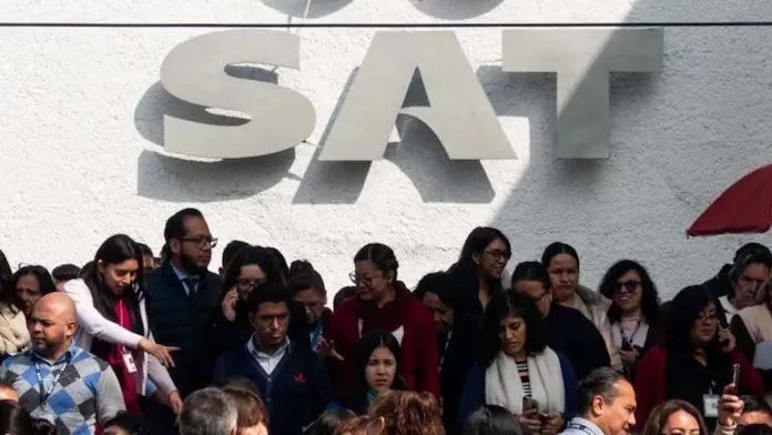 ¿Por qué se van a paro trabajadores del SAT y qué piden?