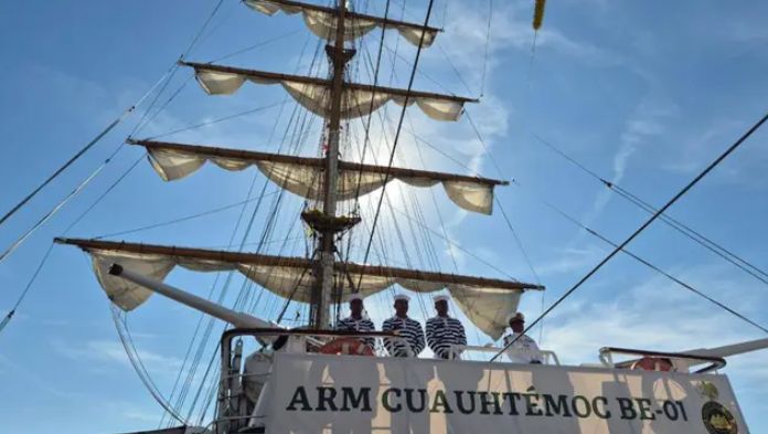 Buque Cuauhtémoc zarpa de NY con destino a Veracruz tras accidente