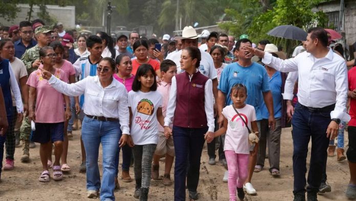 Sheinbaum visita Pantepec junto con el gobernador de Puebla para supervisar trabajos de limpieza por inundaciones