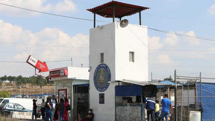 Abren investigación tras presunta fiesta privada de reos en penal de Puebla