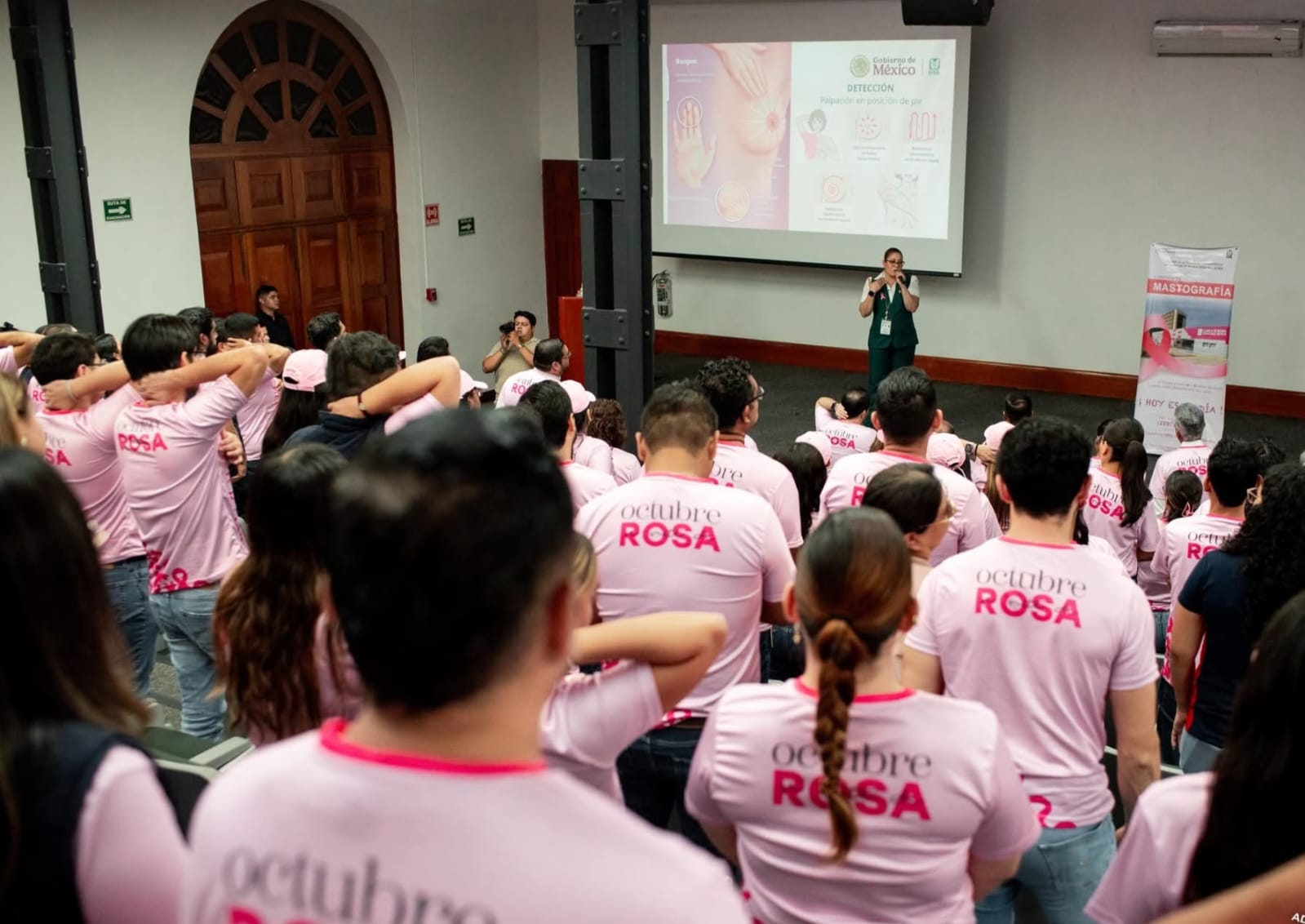 Brinda Clínica de Mama del IMSS Veracruz Norte información sobre detección oportuna de cáncer de mama a trabajadores