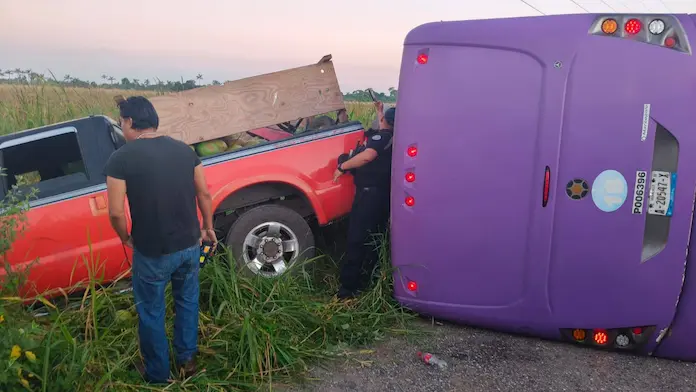 Accidente entre autobús y camioneta en Las Matas deja 5 lesionados