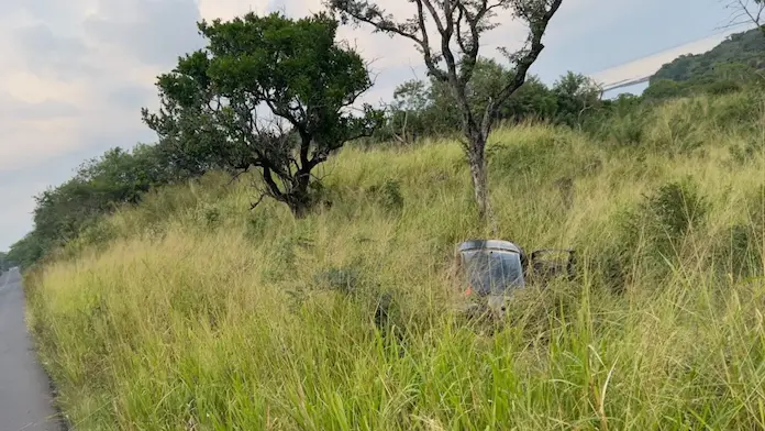 Automovilista se sale de carretera y deja 3 personas lesionadas