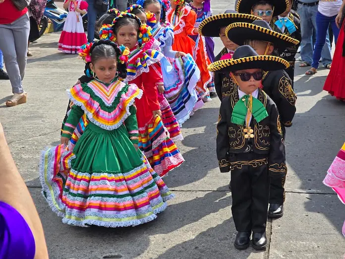 Niños del Jardín de Niños Elena Mateos Vega de López y del Jardín de Niños María Boettiger desfilan con motivo del 115 aniversario de la Revolución Mexicana