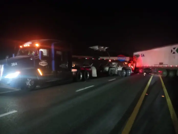 Choque entre tráiler y pipa deja un operador muerto en la autopista México–Tuxpan