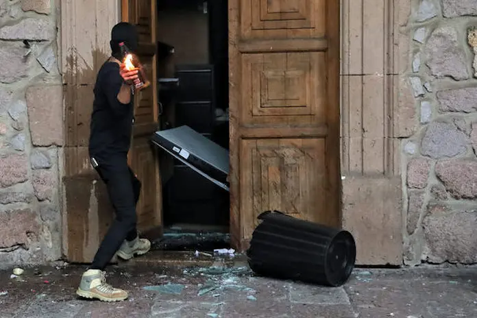 Ocho detenidos por destrozos en el Palacio de Gobierno de Michoacán por homicidio de Carlos Manzo