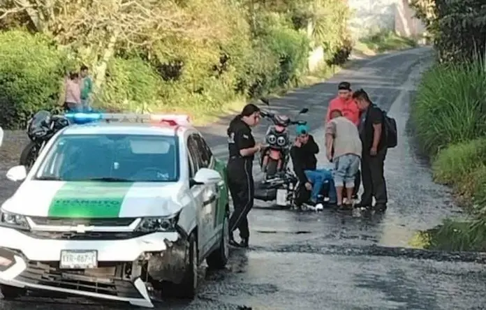 Motociclista lesionado al chocar con patrulla de tránsito