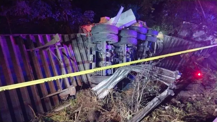Muere trailero tras volcar su unidad en la carretera Las Choapas–Ocozocuotla