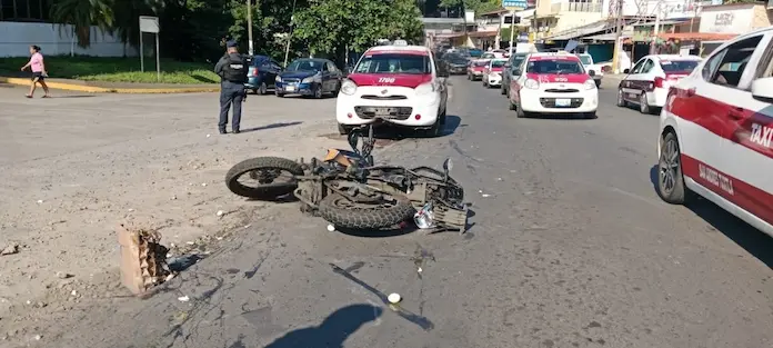 Percance vial en el bulevar 5 de Febrero deja un motociclista herido