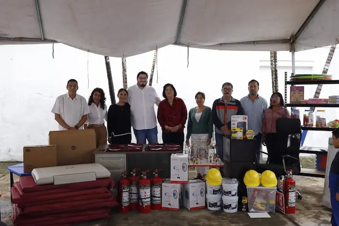 Entrega DIF Municipal, mobiliario, material didáctico y equipo multimedia al CAIC de San Andrés Tuxtla