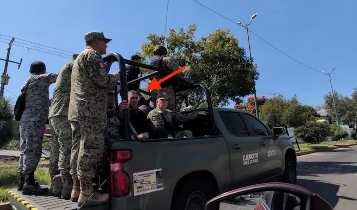 Soldados resguardan con su cuerpo a Harfuch en su visita a Uruapan