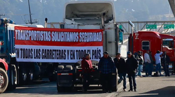 Continúan los bloqueos de transportistas y agricultores