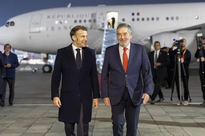 Macron llega a México para sostener una reunión bilateral con Sheinbaum