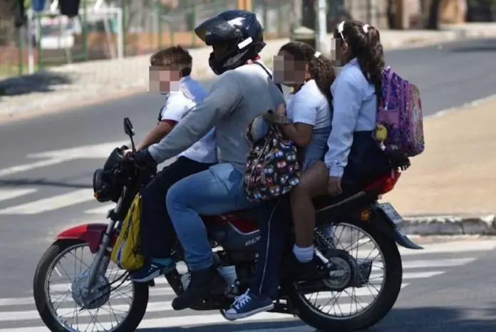 Este es el costo de la multa por llevar a niños en moto, por el momento solo sera en la capital de Veracruz.