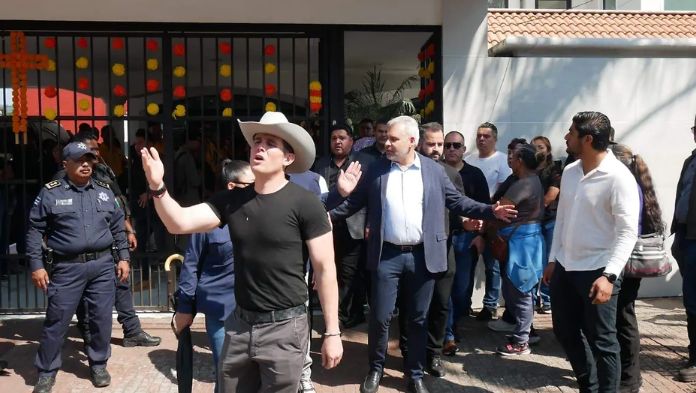 Corren al gobernador Alfredo Ramírez Bedolla del funeral de Carlos Manzo: “Fuera, asesino”