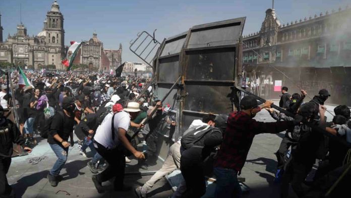 Derriban vallas de Palacio Nacional en marcha contra violencia