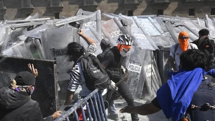 SSC-CDMX reporta 120 heridos y 40 detenidos tras enfrentamiento en marcha de Generación Z