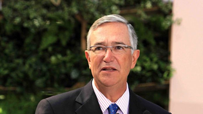 Juez en Londres invalida evidencia obtenida con espionaje por equipo de Salinas Pliego