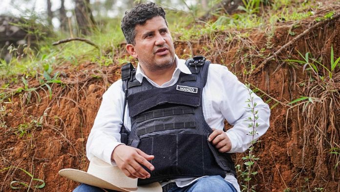 Octavo escolta del alcalde asesinado Carlos Manzo está prófugo