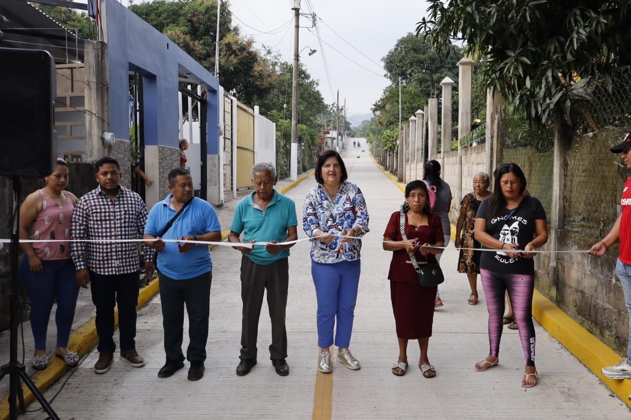 Alcaldesa de San Andrés Tuxtla inaugura pavimentación en Matacapan