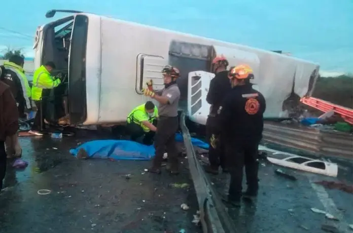 Volcadura de autobús en Apodaca deja ocho muertos y 13 heridos