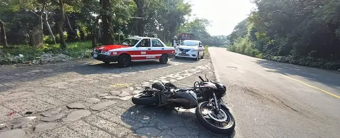 Accidente entre moto y taxi en la carretera federal 180