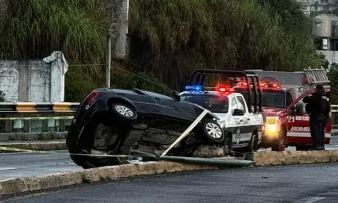Conductor muere tras choque y volcadura en Xalapa