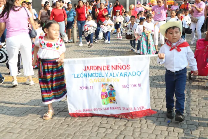Recorrido de Mojigangas de jardines de niños en San Andrés Tuxtla