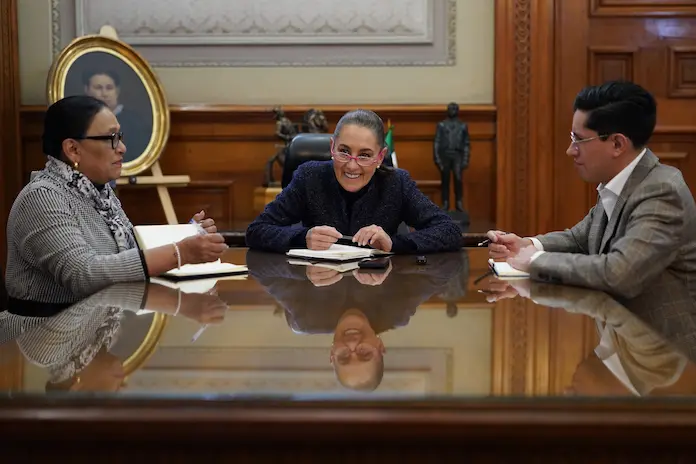 Sheinbaum habla con el papa León XIV y lo invita a México