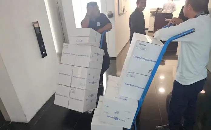 Adán Augusto López ‘se disfraza de Santa’: Regala en el Senado más de 17 mil tomos del nuevo libro de AMLO