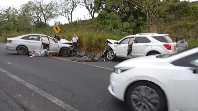 Identifican a joven lesionado tras fuerte accidente en carretera de Alvarado