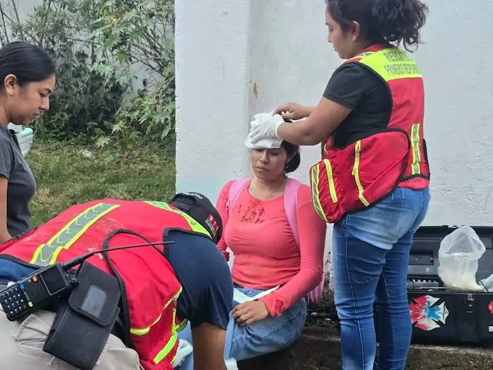 Mujer termina herida tras aventarse del carro en movimiento
