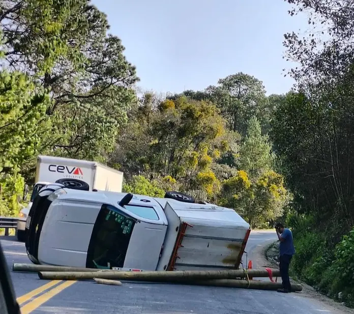 Volcadura de camioneta de telecomunicaciones deja un lesionado en la Xalapa–Perote