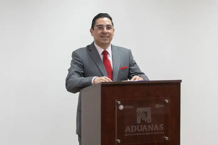 Alex Tonatiuh Márquez es separado como director de Investigación en Aduanas