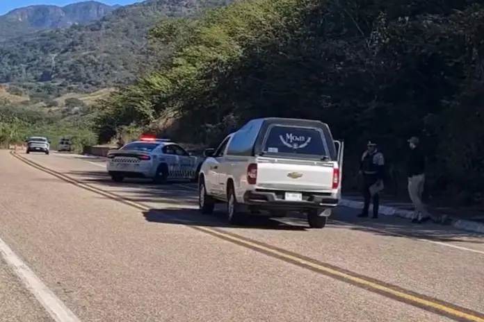 Abandonan cinco cuerpos en la autopista Durango-Mazatlán, Sinaloa