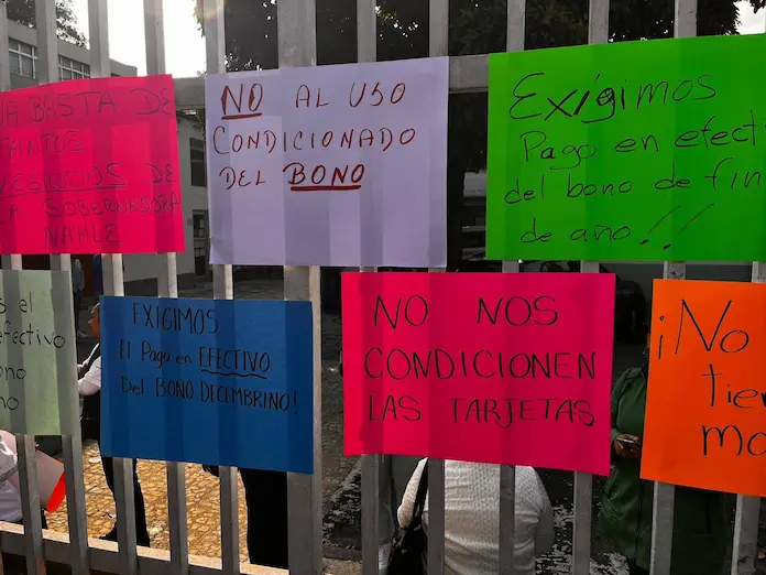 Trabajadores del CAE confrontan a secretario de Salud por pago de bono en vales de despensa