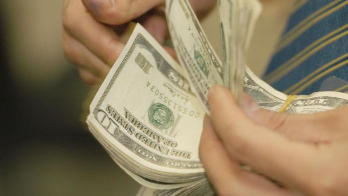 EU investiga lavado en remesas en medio del mayor desplome de envíos en años