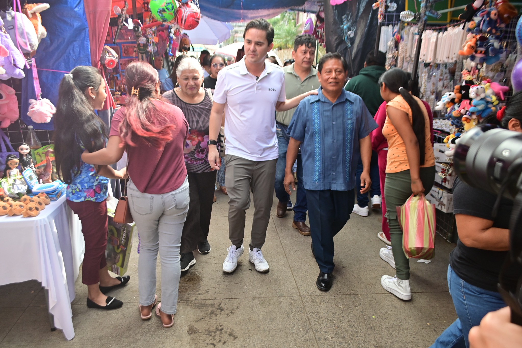 Recorre alcalde de San Andrés Tuxtla la Villa del Juguete en las inmediaciones del mercado municipal