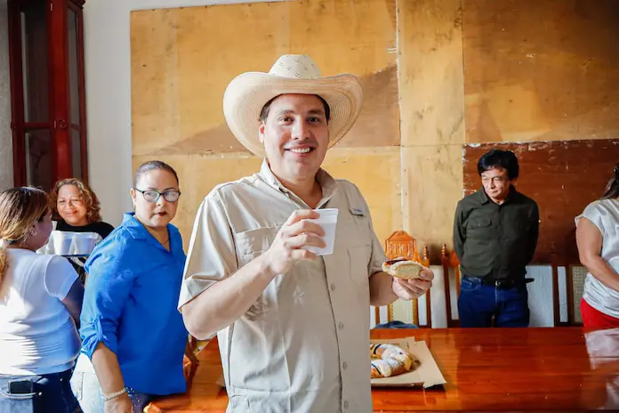 Presidente Municipal y Ediles comparten la tradicional Rosca de Reyes con personal del Ayuntamiento