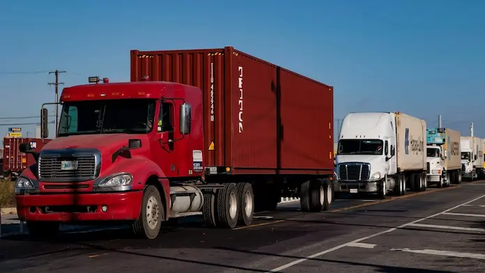 Producción de vehículos pesados en México cae 35% en 2025: El impacto histórico de los aranceles de Trump