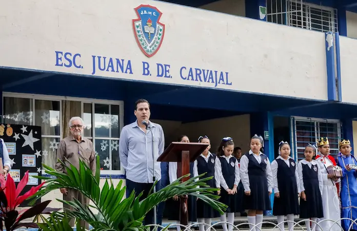 Alcalde Noé Cadena visita la Escuela Primaria Juana Bernal de Carvajal