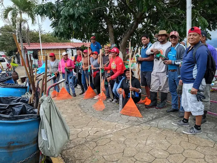 Entregan herramientas de trabajo a encargados de embellecer espacio públicos de Catemaco