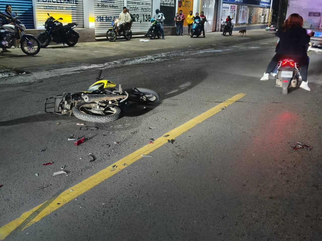 Choque entre camioneta y motocicleta en San Andrés Tuxtla, deja una mujer lesionada