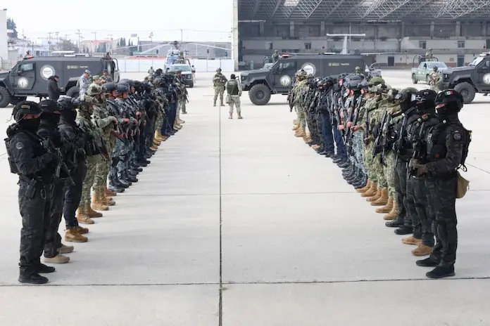 VIDEO | México traslada a 37 operadores de organizaciones criminales a EE.UU.