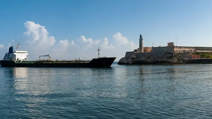 México suspende envío de petróleo a Cuba, reporta Bloomberg