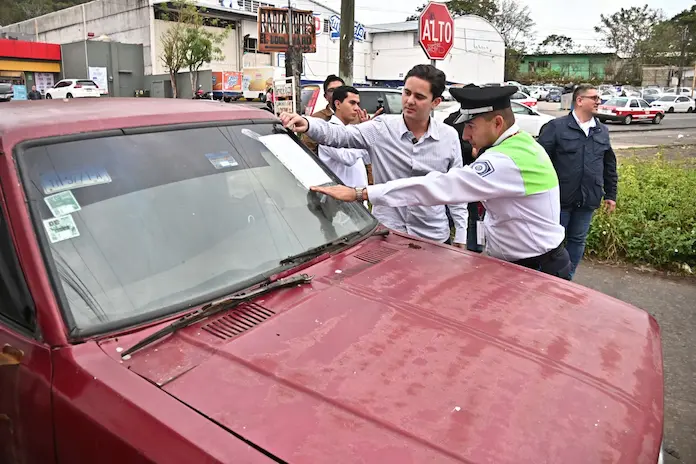 Notifica Gobierno Municipal y Tránsito del Estado a dueños de «autos maceta»