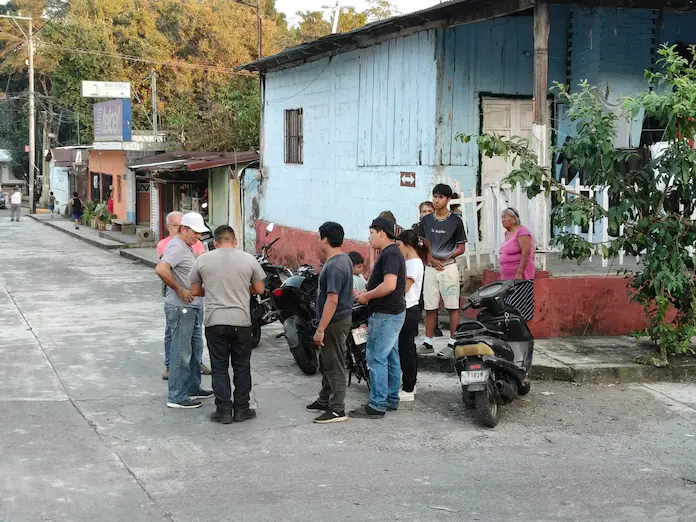 Choque entre automóvil y motocicleta deja solo daños materiales en Chichipilco