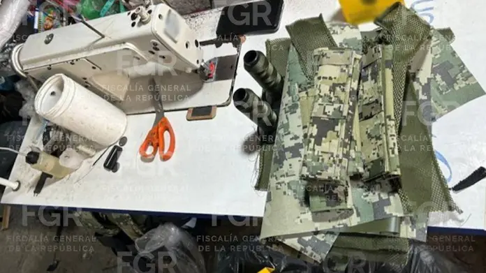 FGR asegura inmueble en donde presuntamente falsificaban uniformes e insignias de las Fuerzas Armadas