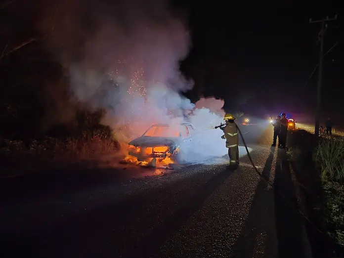 Incendio reduce a cenizas automóvil en el poblado La Florida, de Ángel R. Cabada