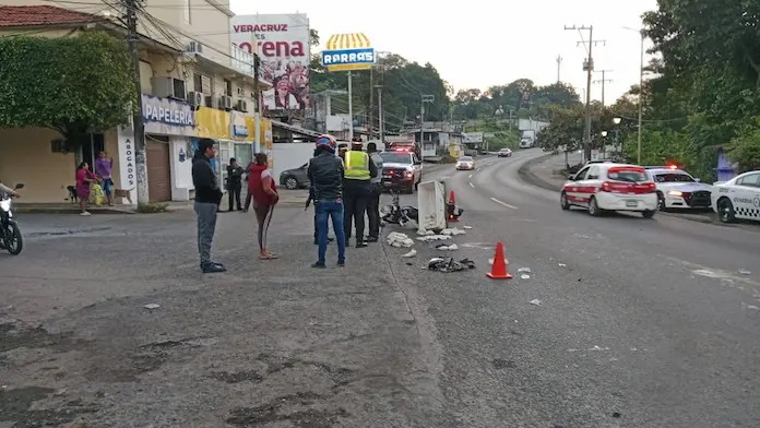 Motociclista resulta herido tras choque con camión urbano